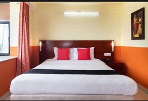 Habitación doble económica de uso individual, 1 cama matrimonial, para no fumadores | Escritorio, wifi gratis y ropa de cama 