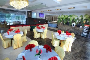 Breakfast, lunch, dinner served; international cuisine  - Hotel Vassi Palaze (Chengalpattu)