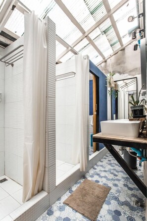 Shower, free toiletries, hair dryer, towels - Klong House Hostel (Bangkok)