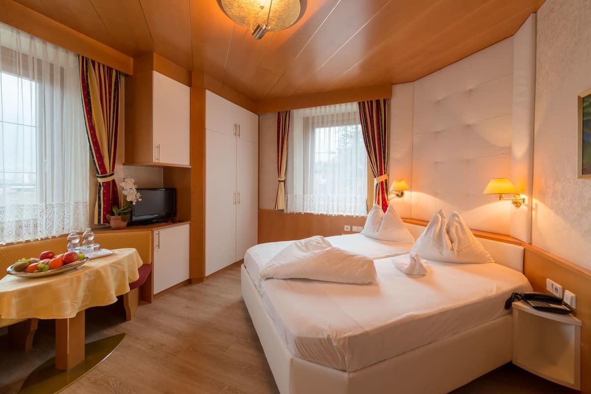 double room | in-room safe, desk, free wifi
