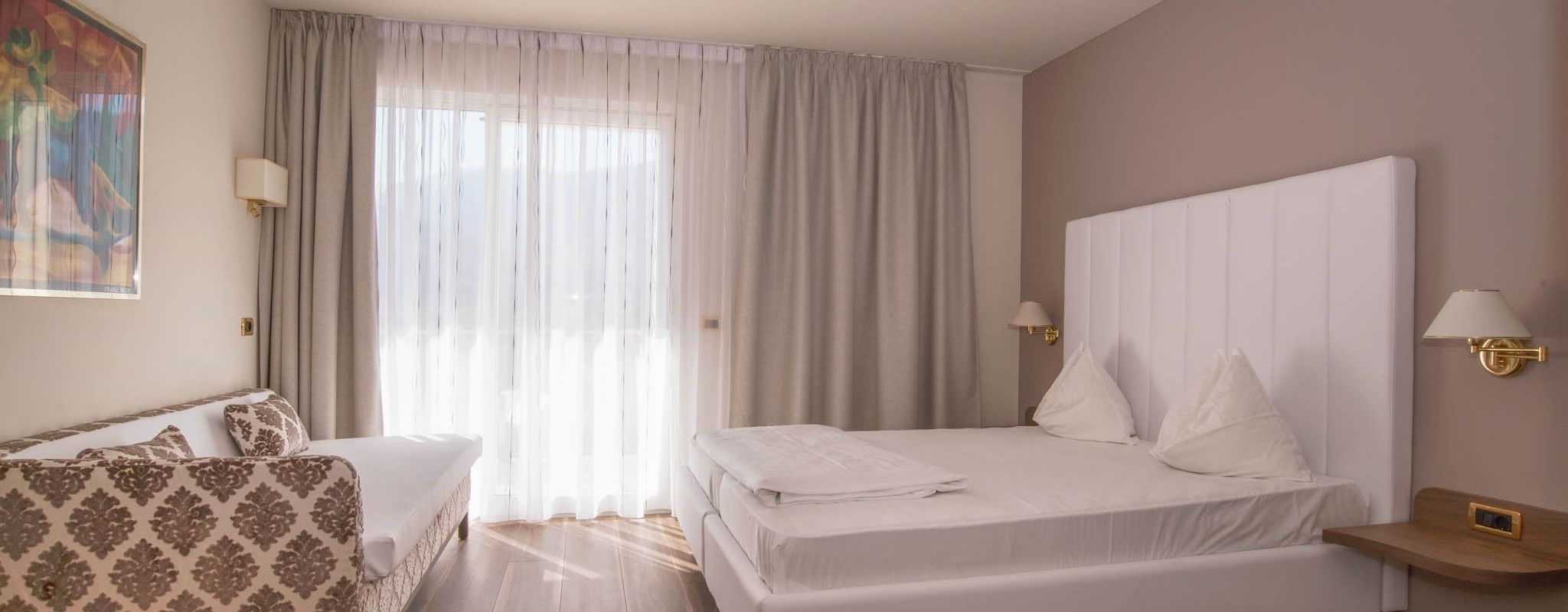 superior double room, balcony | in-room safe, desk, free wifi