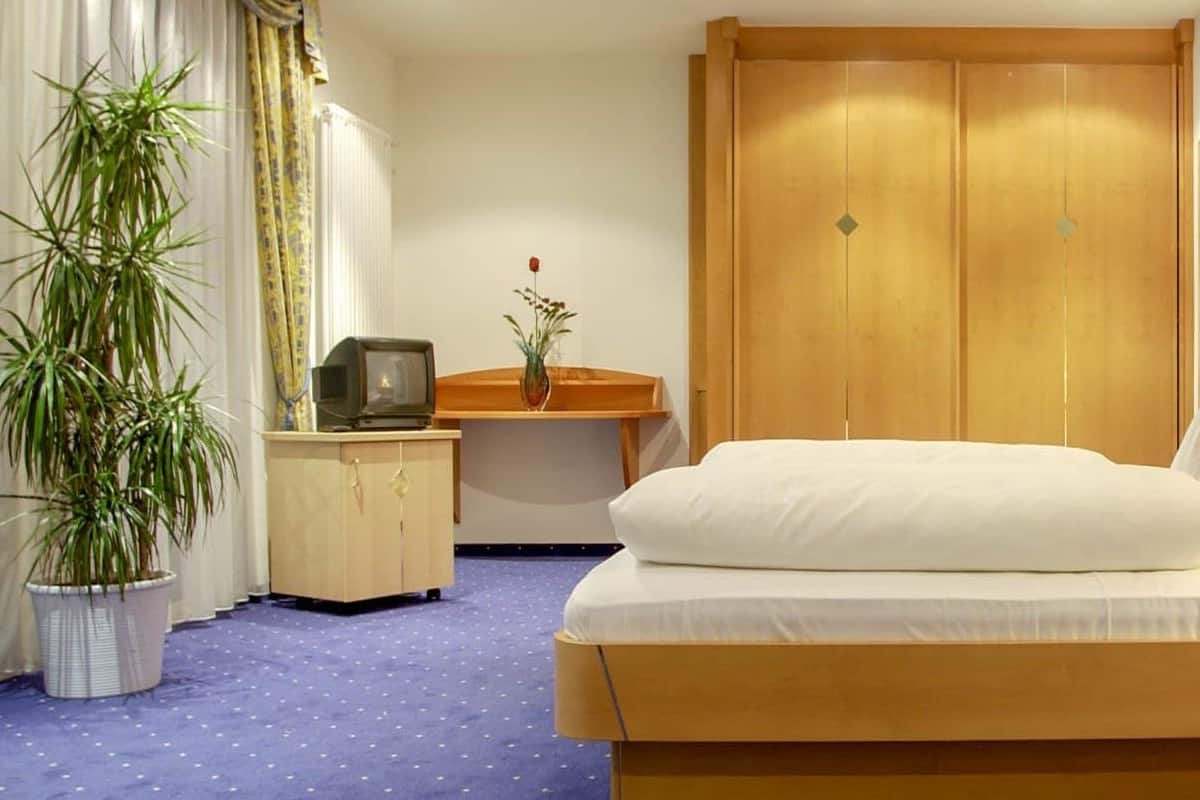 suite, balcony | in-room safe, desk, free wifi