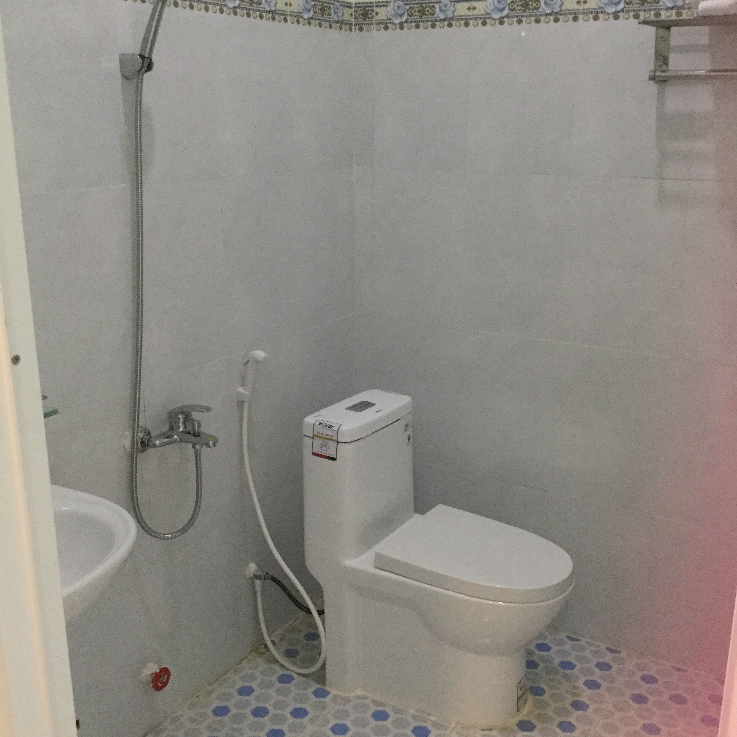 shower, free toiletries, hair dryer, slippers