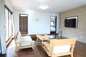 Hus, 2 soverom | Oppholdsområde | Flatskjerm-TV og peis