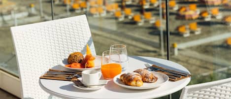 Standard-Doppel- oder -Zweibettzimmer, eingeschränkter Meerblick | Terrasse/Patio