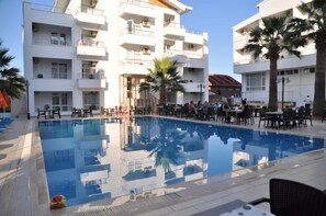 Outdoor pool, pool umbrellas, pool loungers - Lambada Hotel Altinoluk (Edremit)