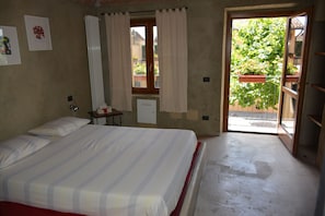 Ropa de cama de alta calidad, escritorio y sistema de insonorización