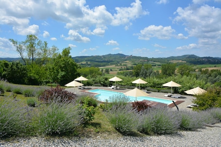 Outdoor pool, pool loungers. Ca' Villa Club Agriturismo