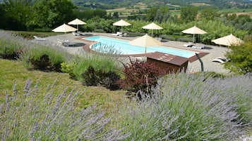 Piscine extérieure, chaises longues