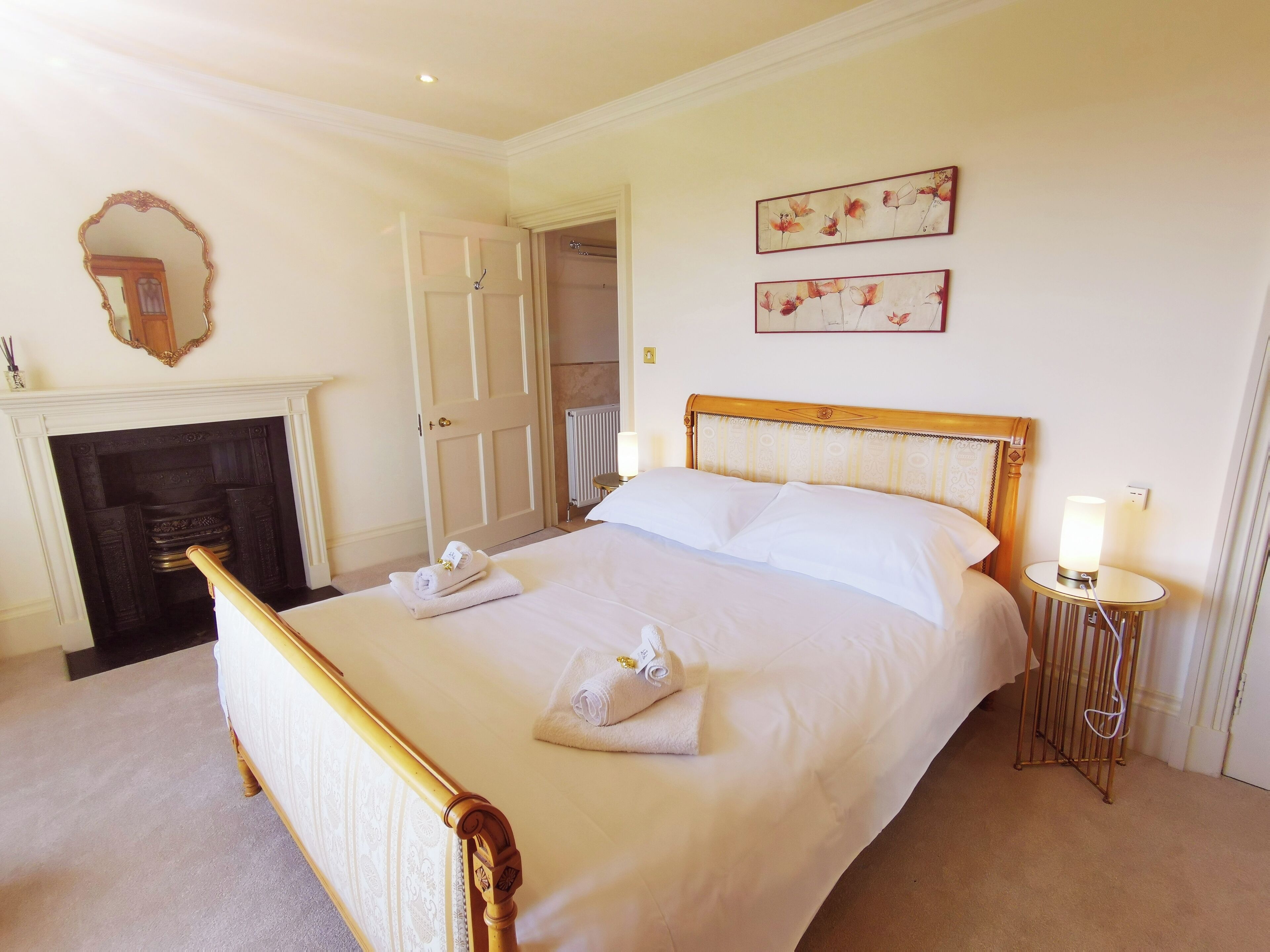 3 bedrooms, Egyptian cotton sheets, premium bedding, memory foam beds