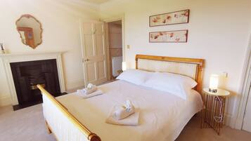 3 bedrooms, Egyptian cotton sheets, premium bedding, memory foam beds