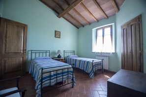 Familienapartment, 2 Schlafzimmer, Blick auf den Weinberg | 1 Schlafzimmer, Schreibtisch, kostenlose Babybetten, Zustellbetten