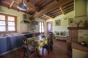 Apartamento família, 2 quartos, acessível, vista para a colina | Sala de estar | TV de tela plana