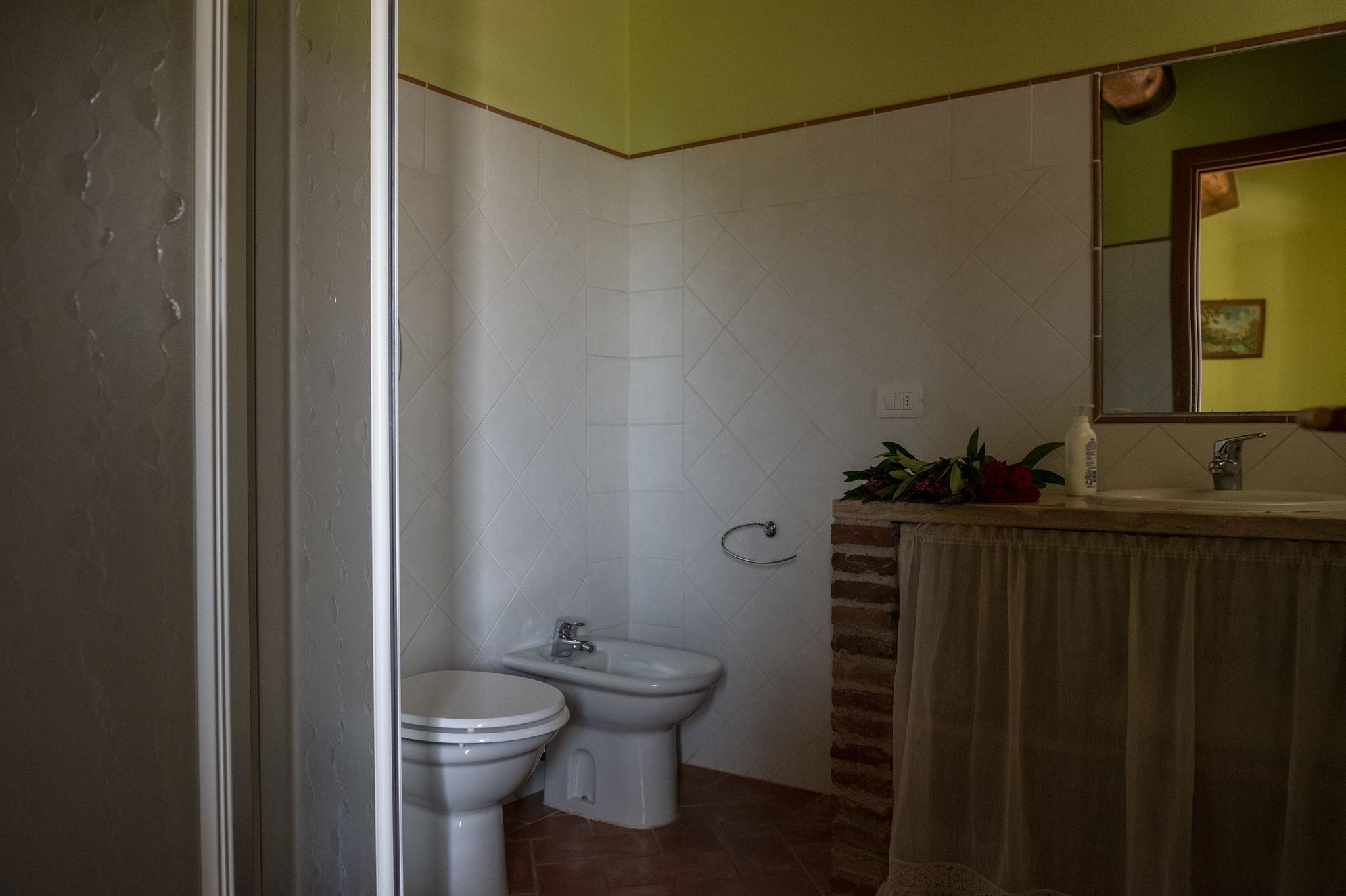 Un bagno con WC, bidet e lavandino.