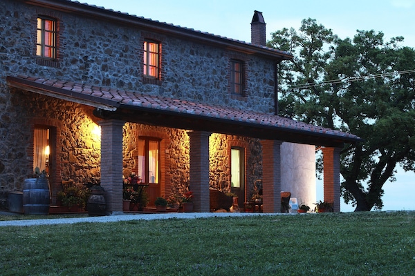 Facciata della struttura - sera/notte