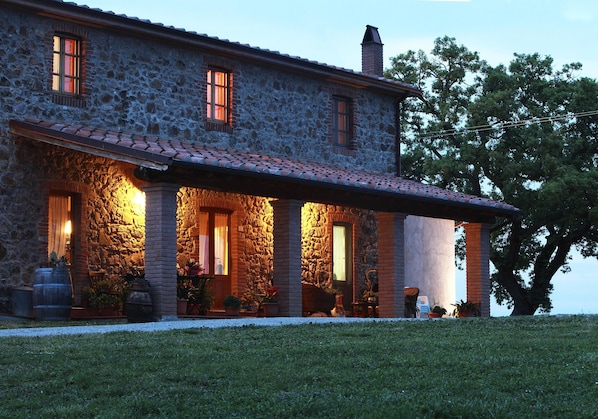 Fassade der Unterkunft – Abend/Nacht