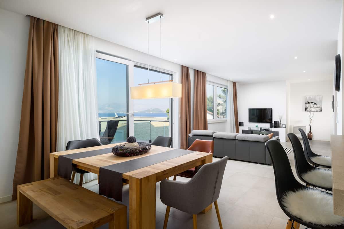 Appartement, 2 chambres, balcon, en front de plage | Coin séjour | Télévision