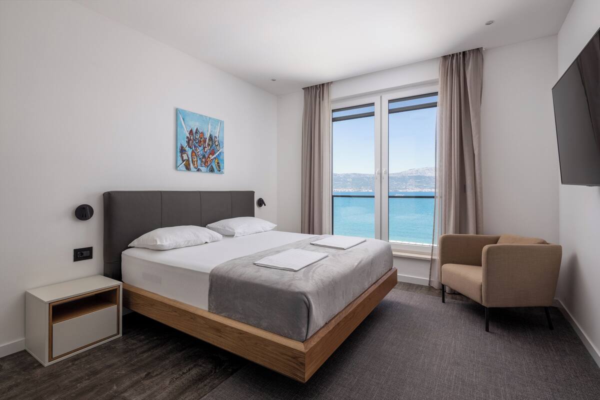 Soundproofing, iron/ironing board, WiFi (free), bed sheets