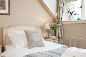 3 bedrooms, iron/ironing board, travel cot, free WiFi - Bartlehill Cottage, Idyllic Pet Friendly Cottage, Beautiful Scottish Borders (Coldstream)