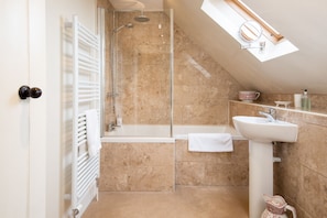 Combined shower/bathtub, hair dryer, towels, soap - Bartlehill Cottage, Idyllic Pet Friendly Cottage, Beautiful Scottish Borders (Coldstream)