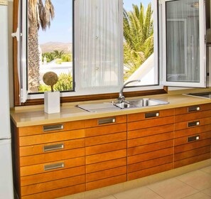 Jääkaappi, mikroaaltouuni, uuni, astianpesukone