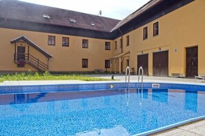 2 outdoor pools
