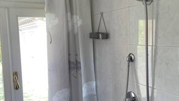 Dusche, Haartrockner, Bidet, Handtücher