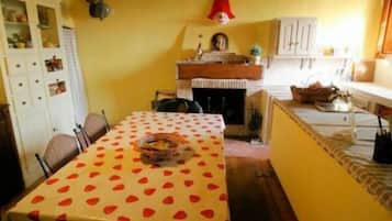 Daily cooked-to-order breakfast (EUR 5 per person)