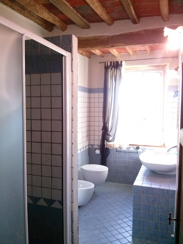 Chambre double, vue sur le jardin | Salle de bain | Douche, séchoir à cheveux, bidet, serviettes fournies