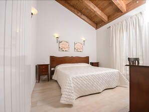 Double Room, Garden View | In-room safe, desk, iron/ironing board, cots/infant beds - La Dimora di Federico (Avigliano)