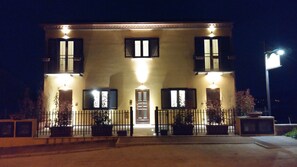 Front of property – evening/night - La Dimora di Federico (Avigliano)