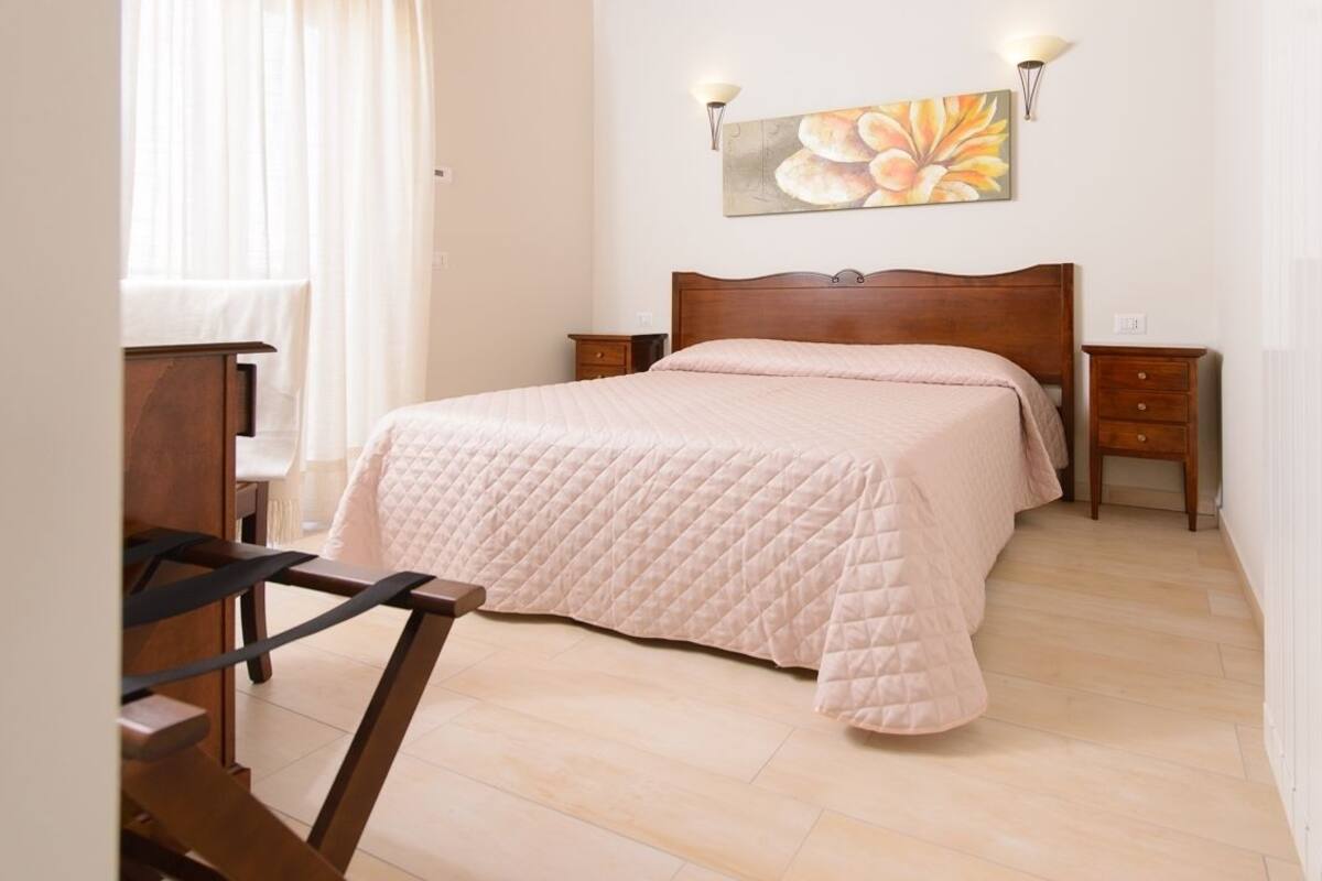 Habitación triple | Caja de seguridad en la habitación y escritorio