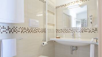 Singola Comfort | Bagno | Doccia, set di cortesia gratuito, asciugacapelli, bidet