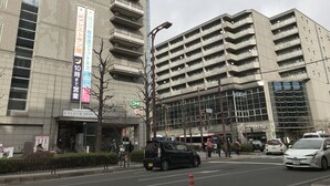 Un immeuble à plusieurs étages doté d’une architecture moderne, avec des balcons et de grandes fenêtres.