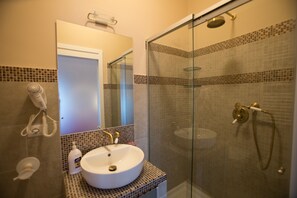 Comfort Triple Room, 1 Bedroom, Non Smoking, City View | Bathroom | Shower, free toiletries, hair dryer, bidet - Alloggio Quiriti (Rome)