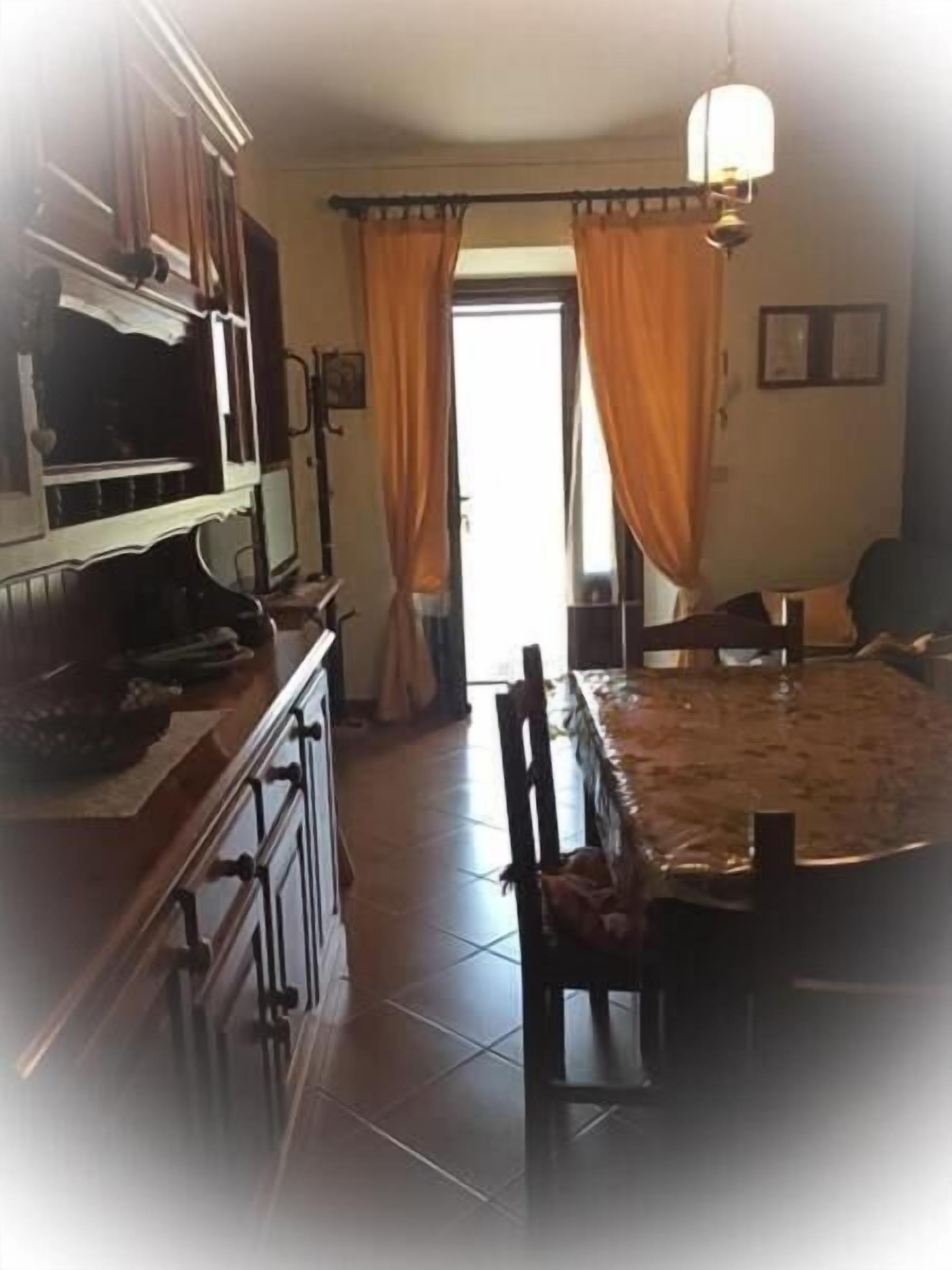 Kjøleskap, ovn, kokeplater og kjøkkenutstyr