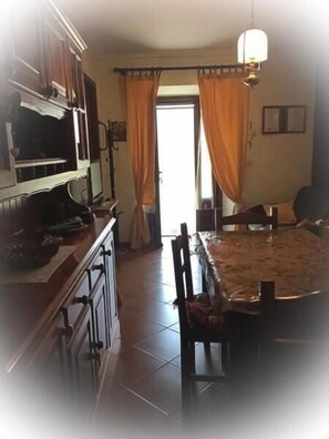 Réfrigérateur, four, plaque de cuisson