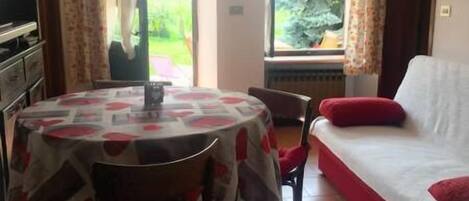 32-cm-Flachbildfernseher mit Digitalempfang, Fernseher, Kamin