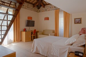 Minibar, escritorio, cunas gratuitas y wifi gratis