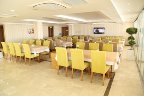 Sudah termasuk sarapan prasmanan setiap hari