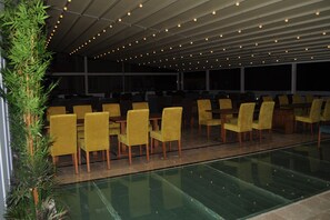 Melayani sarapan, makan siang, dan makan malam