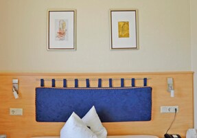 Ropa de cama de alta calidad y caja de seguridad en la habitación 