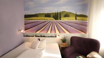 Hochwertige Bettwaren, Zimmersafe, individuell dekoriert