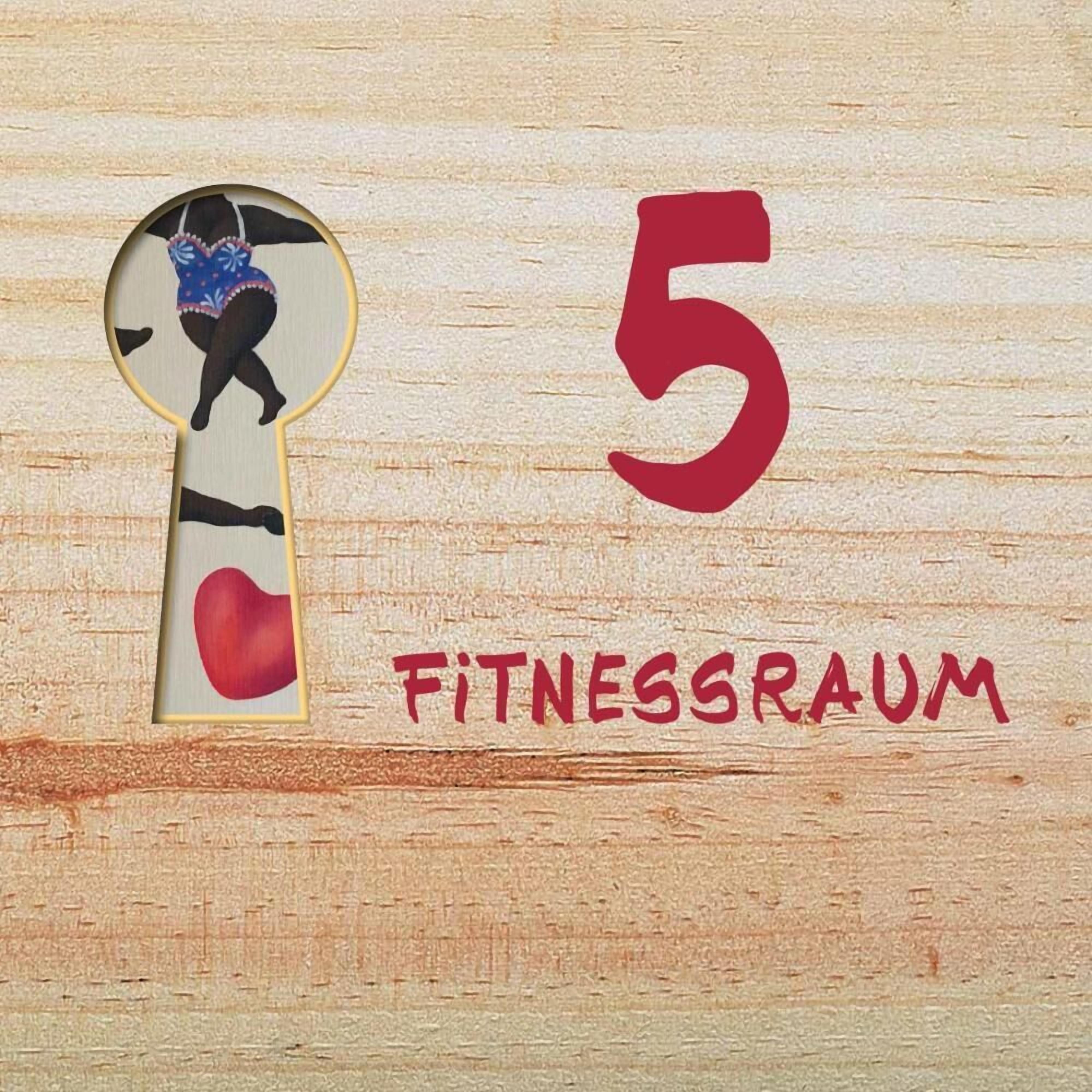 A keyhole with a figure climbing a rope, the number 5, and the word "FITNESSRAUM".
