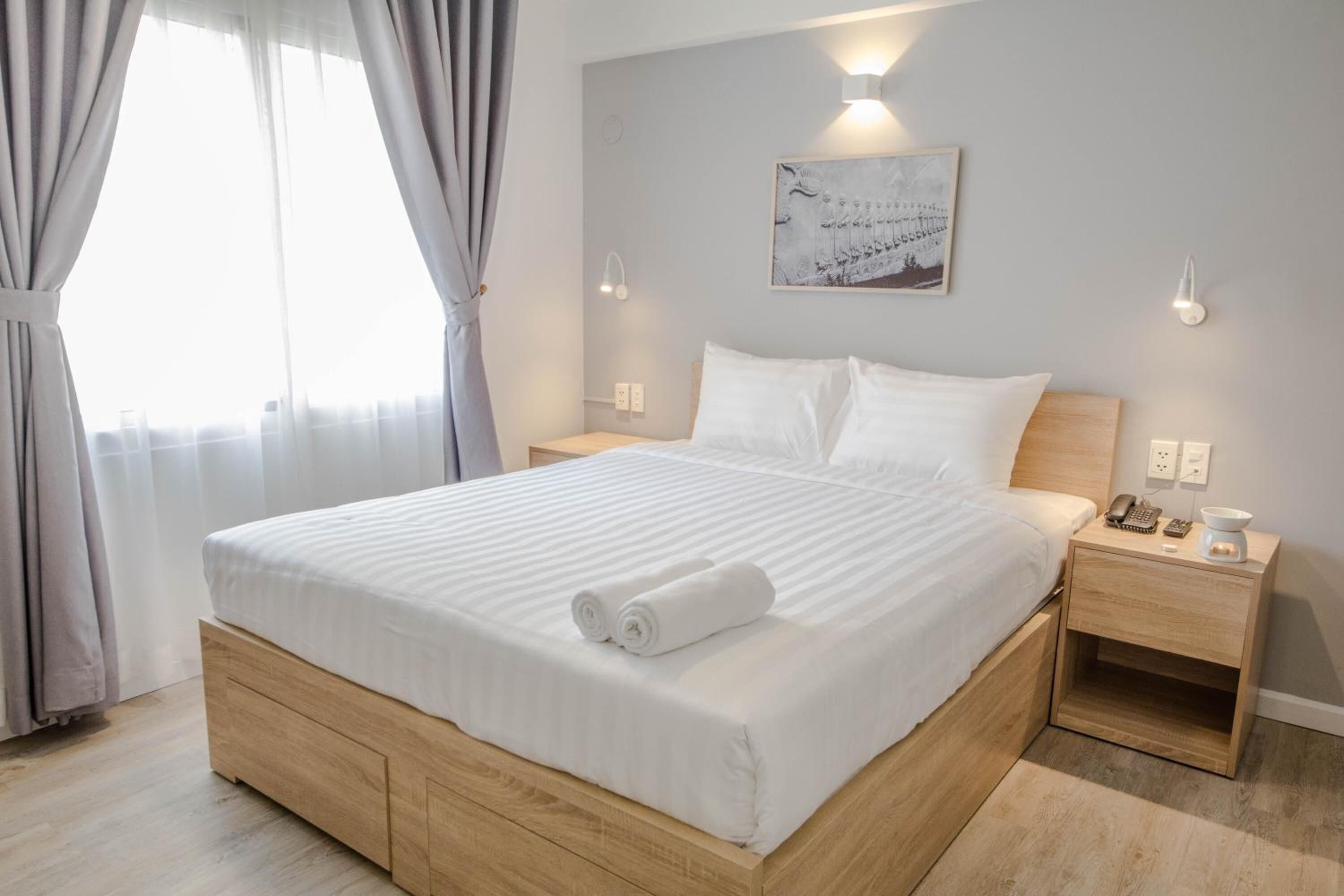 deluxe double room, 1 queen bed | minibar, in-room safe, desk, blackout curtains