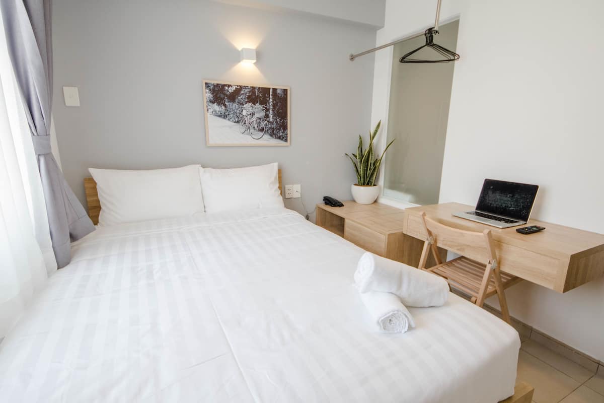 Single Room | Minibar, in-room safe, desk, blackout curtains