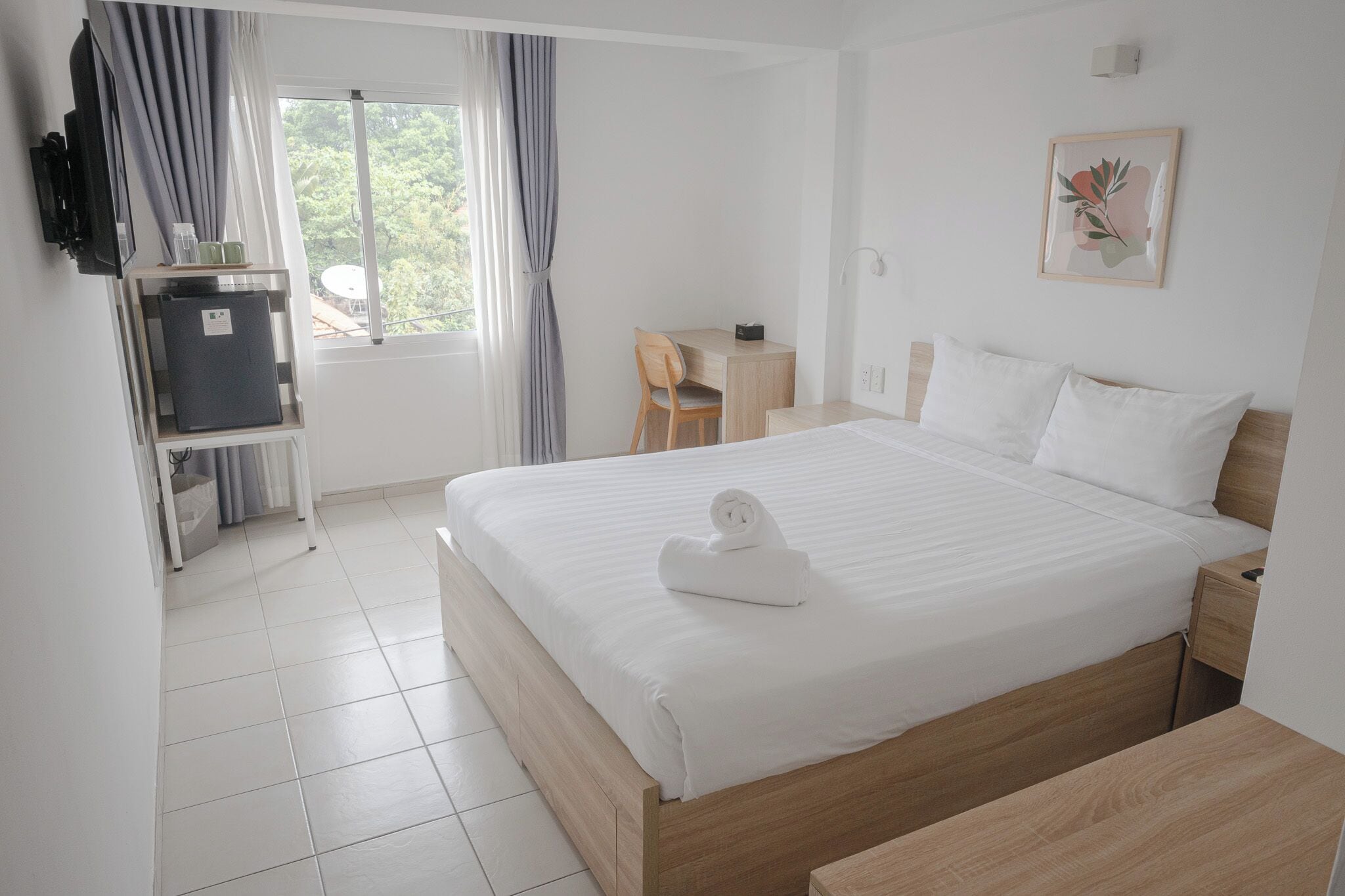 double room, 1 queen bed | minibar, in-room safe, desk, blackout curtains