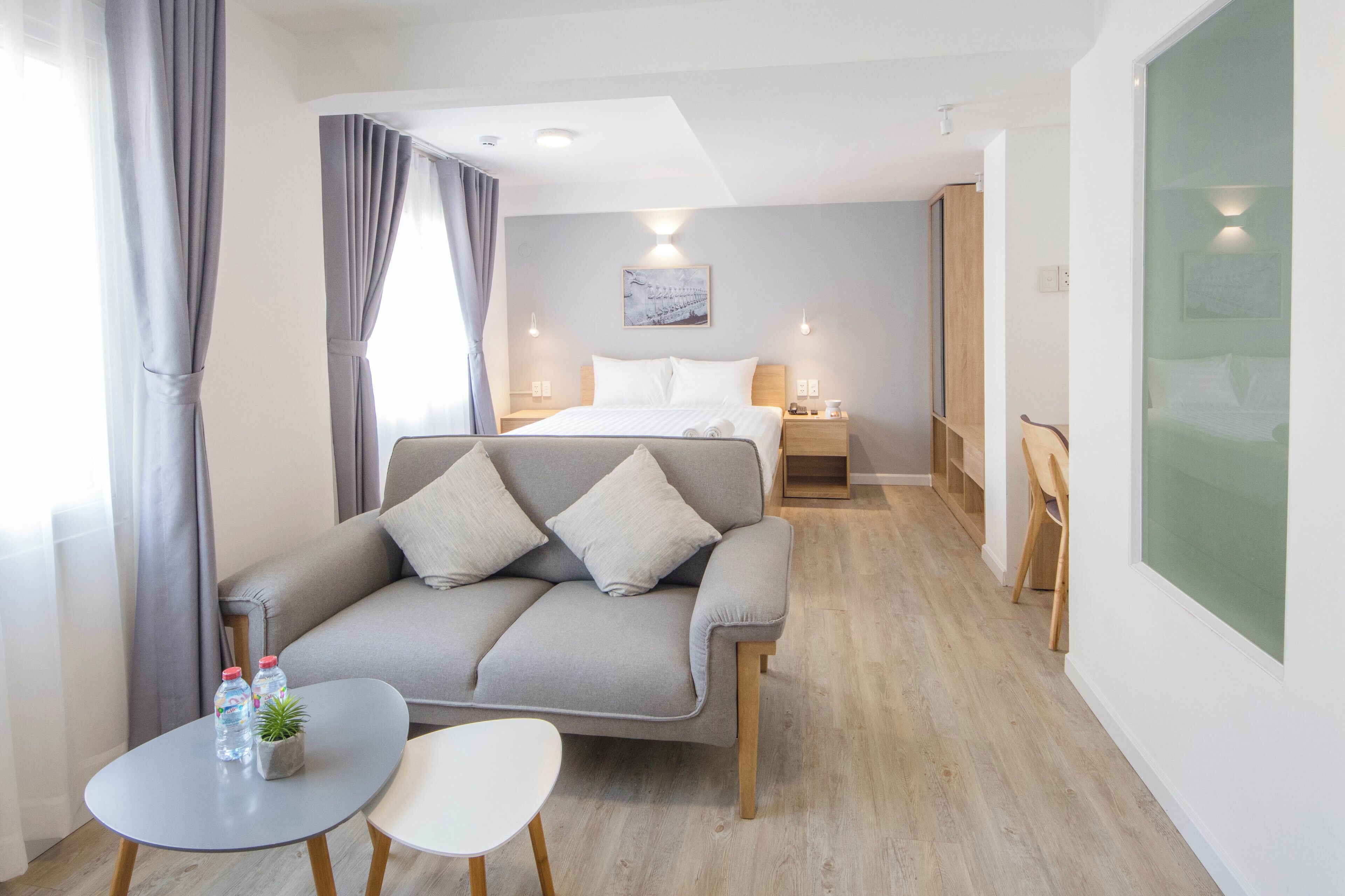 deluxe double room, 1 queen bed | minibar, in-room safe, desk, blackout curtains