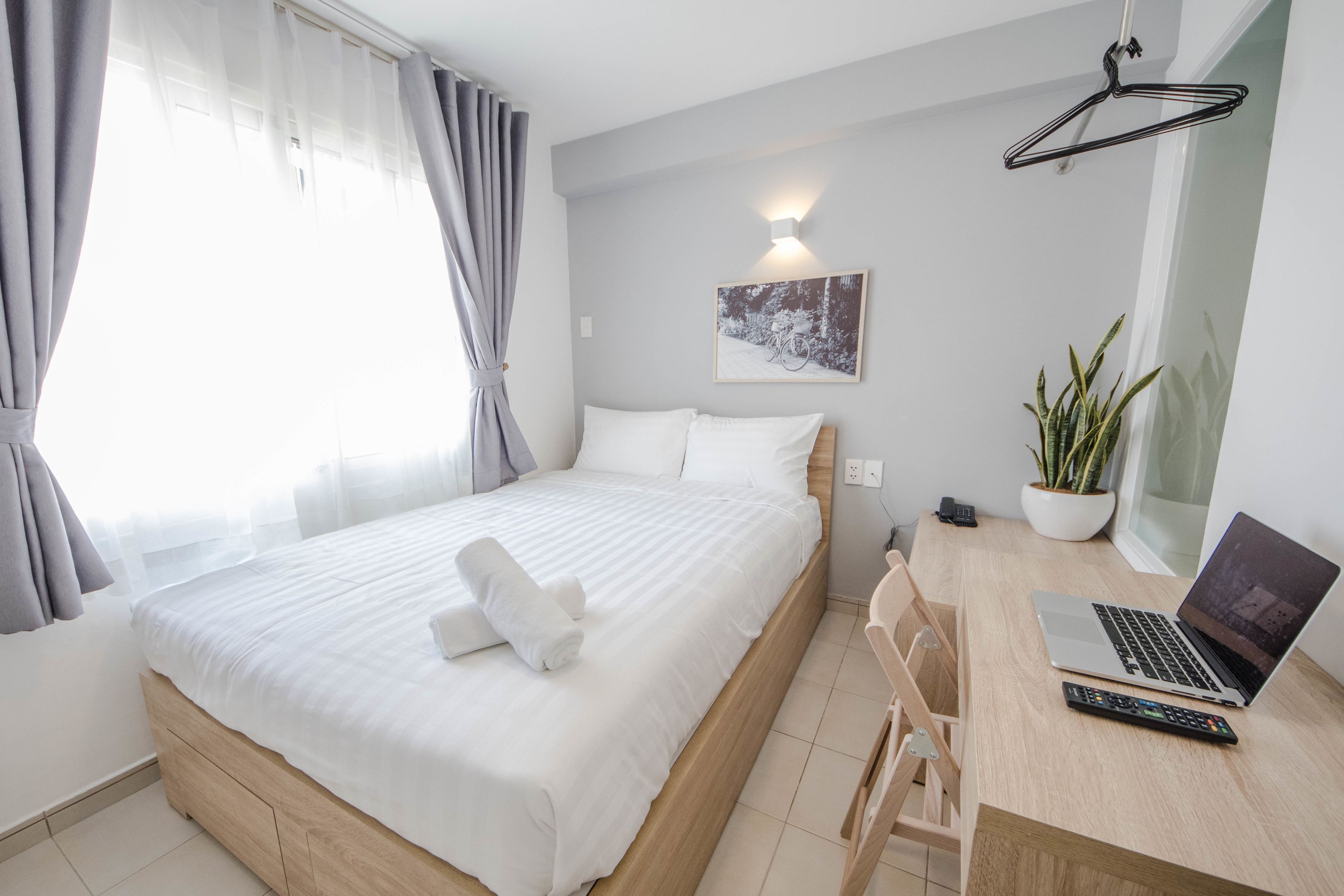 single room | minibar, in-room safe, desk, blackout curtains