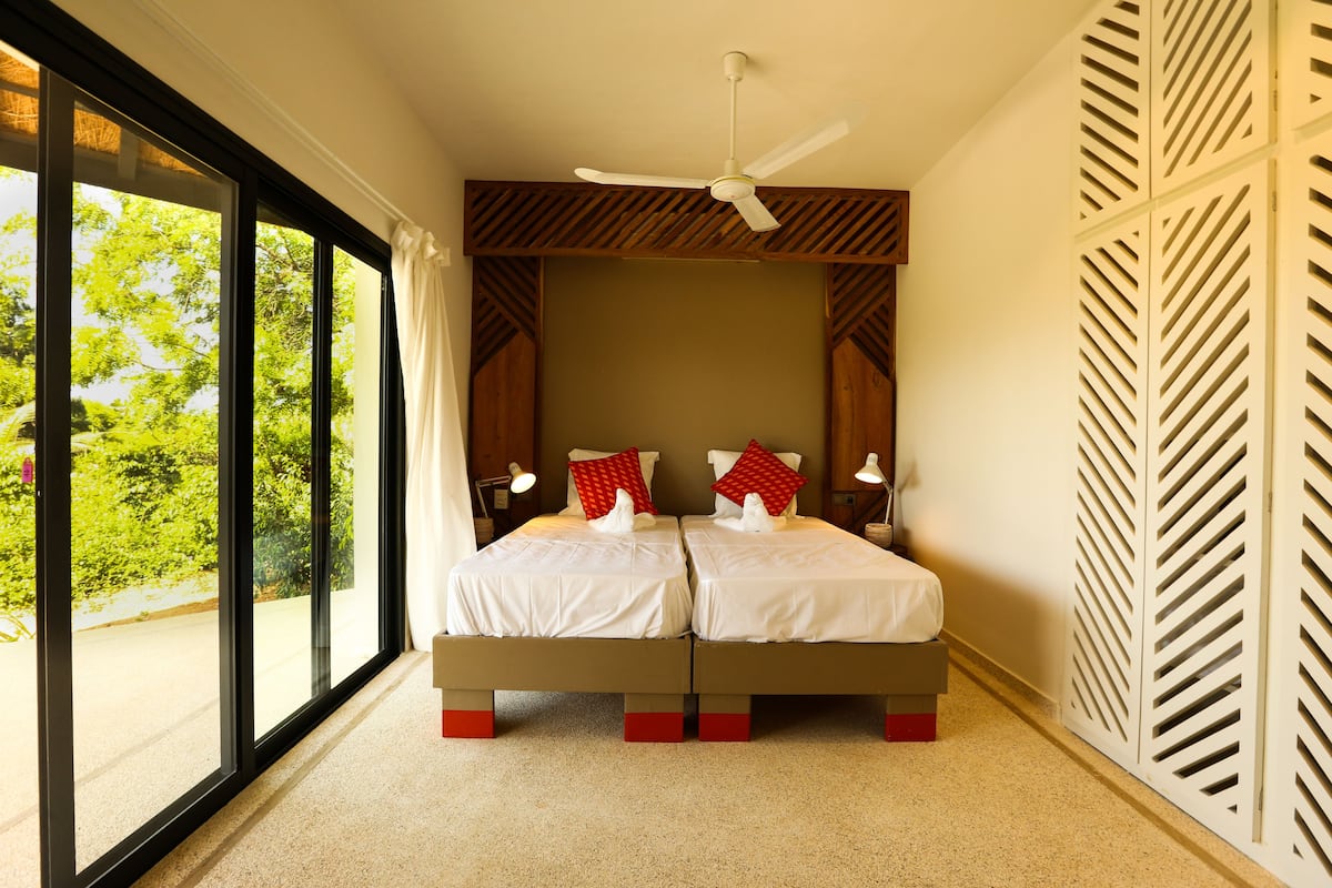 comfort double room, balcony, garden view | minibar, individually decorated, desk, rollaway beds
